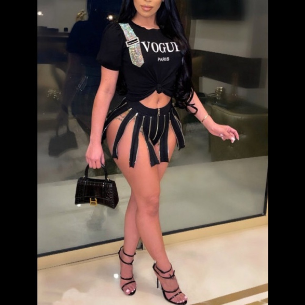 Black Shorts W/ Zippers All Around Them U Can Wear The Zipper ⬆️R⬇️❌last 1 ❌